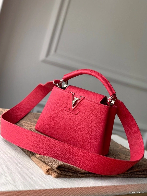 First bag ru LOUIS VUITTON CAPUCINES MINI 0731